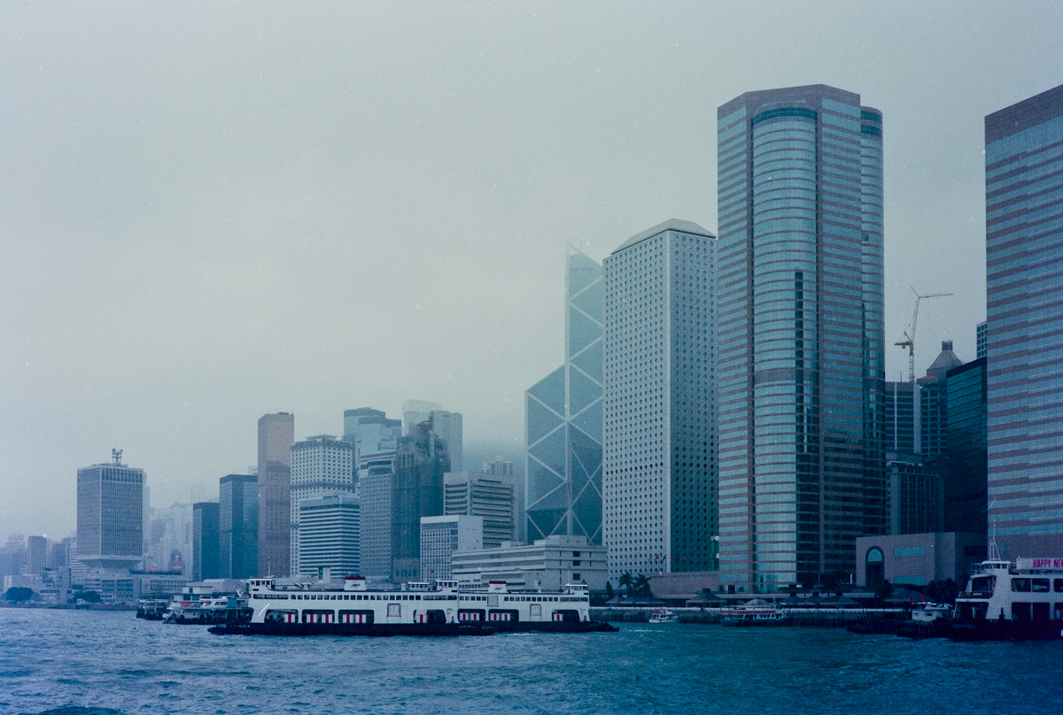 Những tòa nhà chọc trời gần bến tàu số 5 trung tâm Hồng Kông.