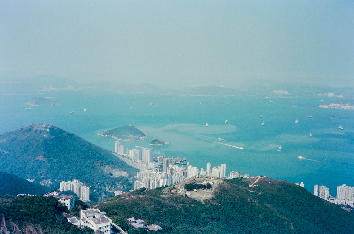 Khu Aberdeen, phía Tây Nam Hồng Kông nhìn từ đỉnh Victoria.