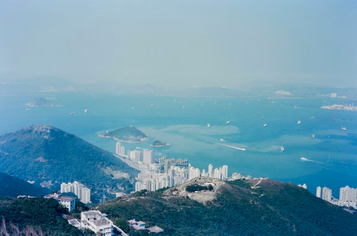 Khu Aberdeen, phía Tây Nam Hồng Kông nhìn từ đỉnh Victoria.