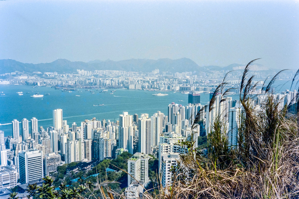 Từ đỉnh núi Victoria (núi Thái Bình) nhìn về trung tâm Hồng Kông năm 1991. Ảnh: Jean-Marc Celinan Flickr.
