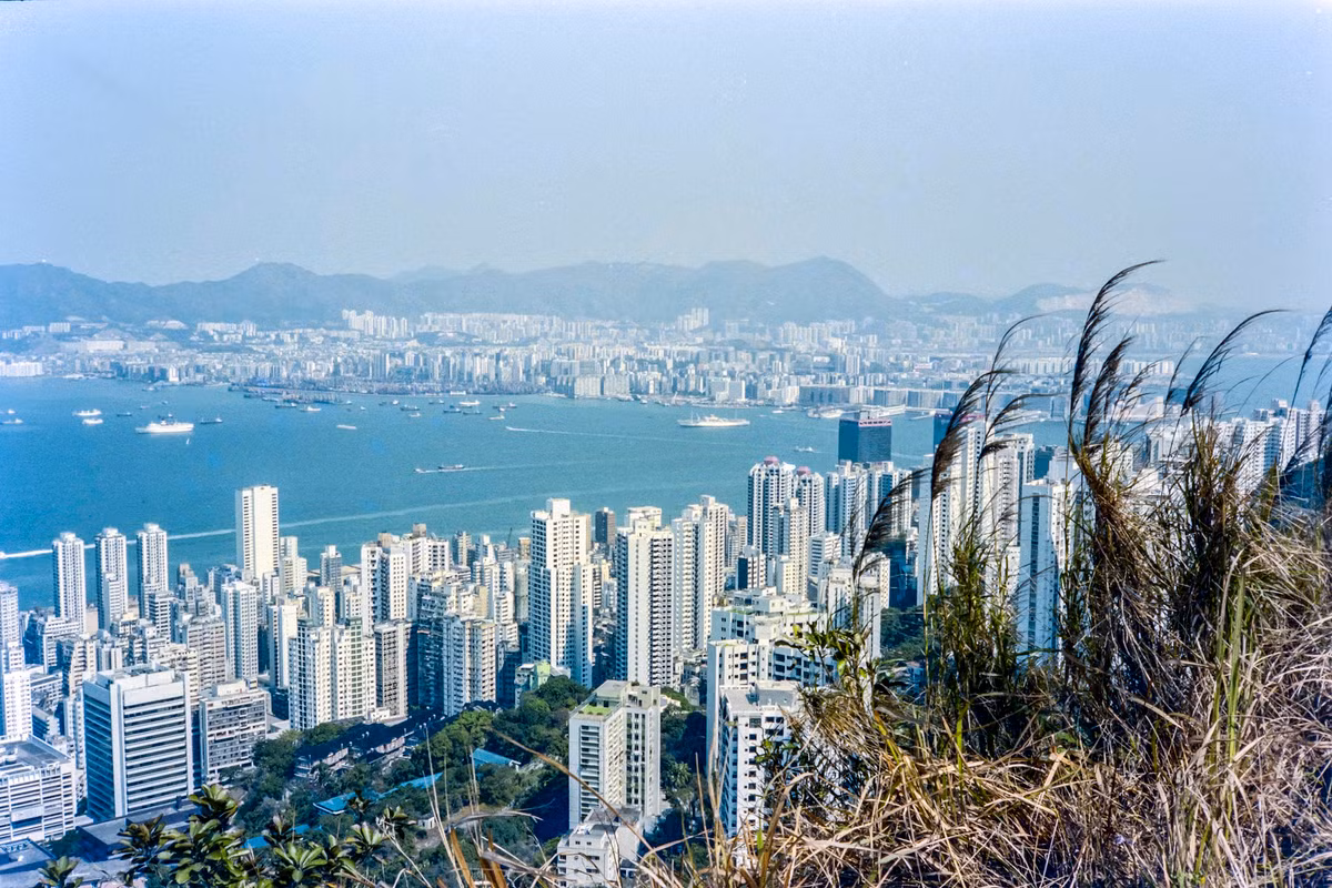 Từ đỉnh núi Victoria (núi Thái Bình) nhìn về trung tâm Hồng Kông năm 1991. Ảnh: Jean-Marc Celinan Flickr.