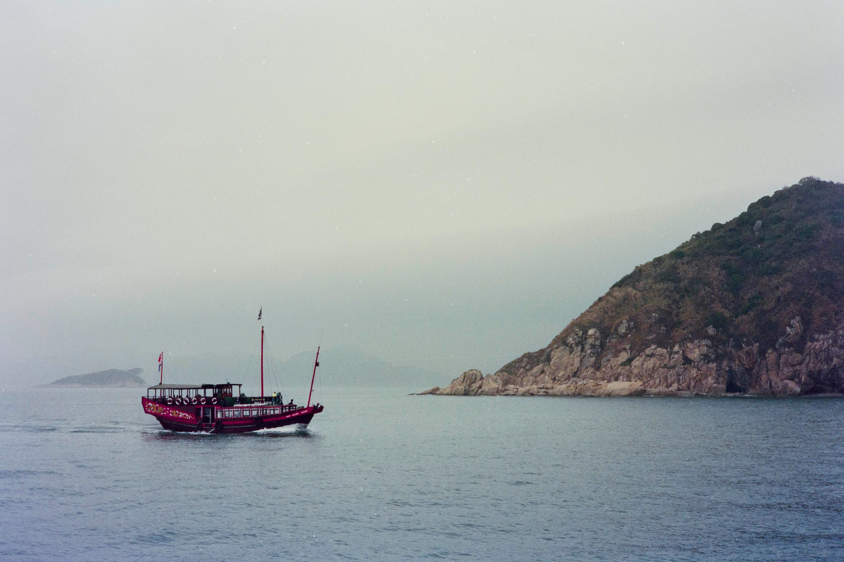 Đảo đá trên hành trình đến đảo Lam Nha.