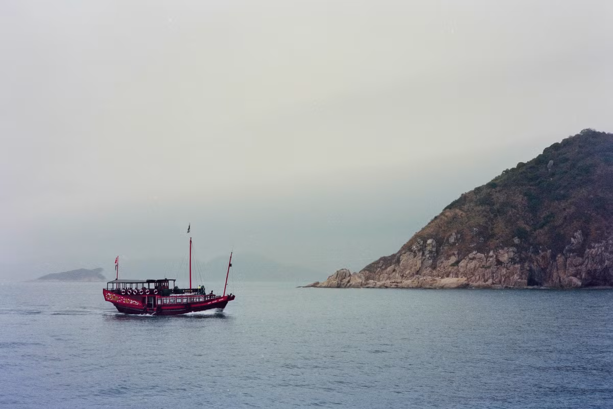 Đảo đá trên hành trình đến đảo Lam Nha.