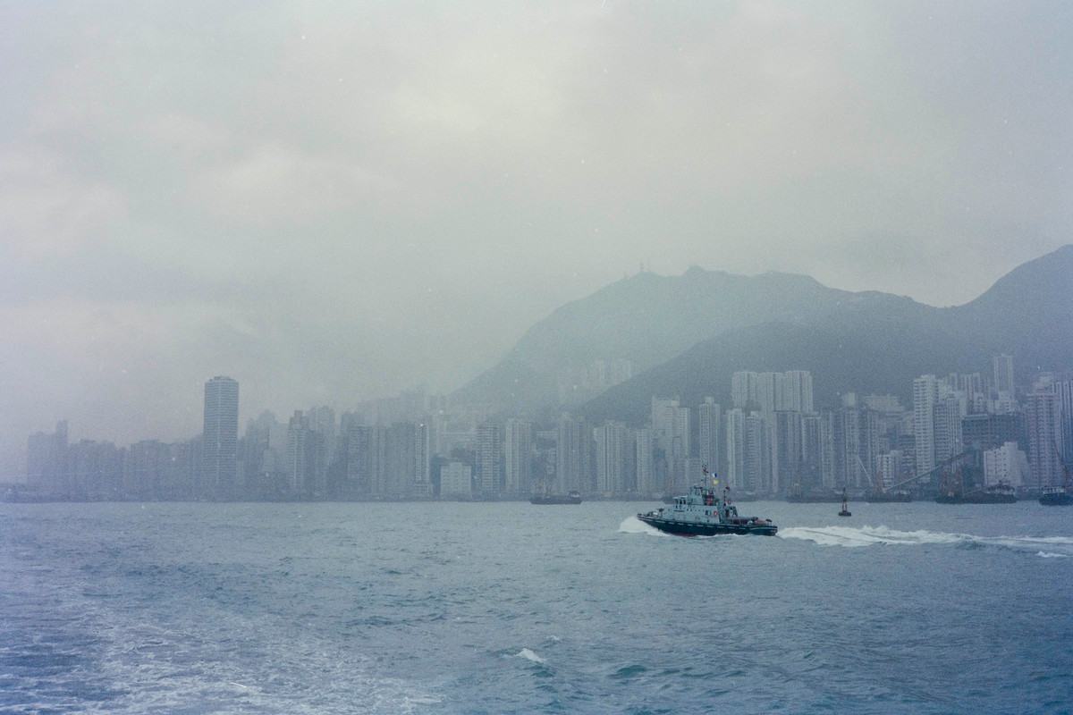 Núi Victoria nhìn từ ngoài biển.