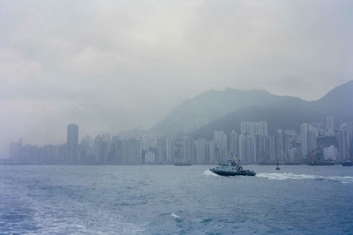 Núi Victoria nhìn từ ngoài biển.