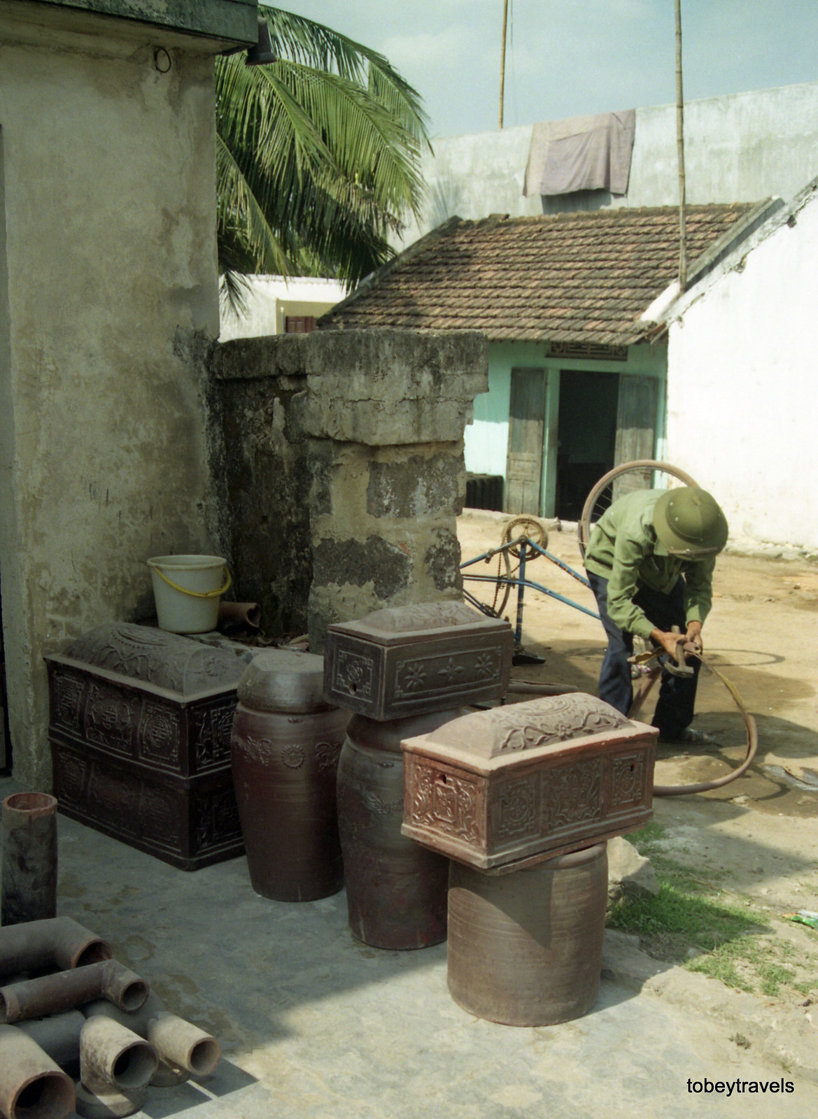 Các loại đồ sành, gồm tiểu, chum vại, ống nước... được bày tại sân nhà.