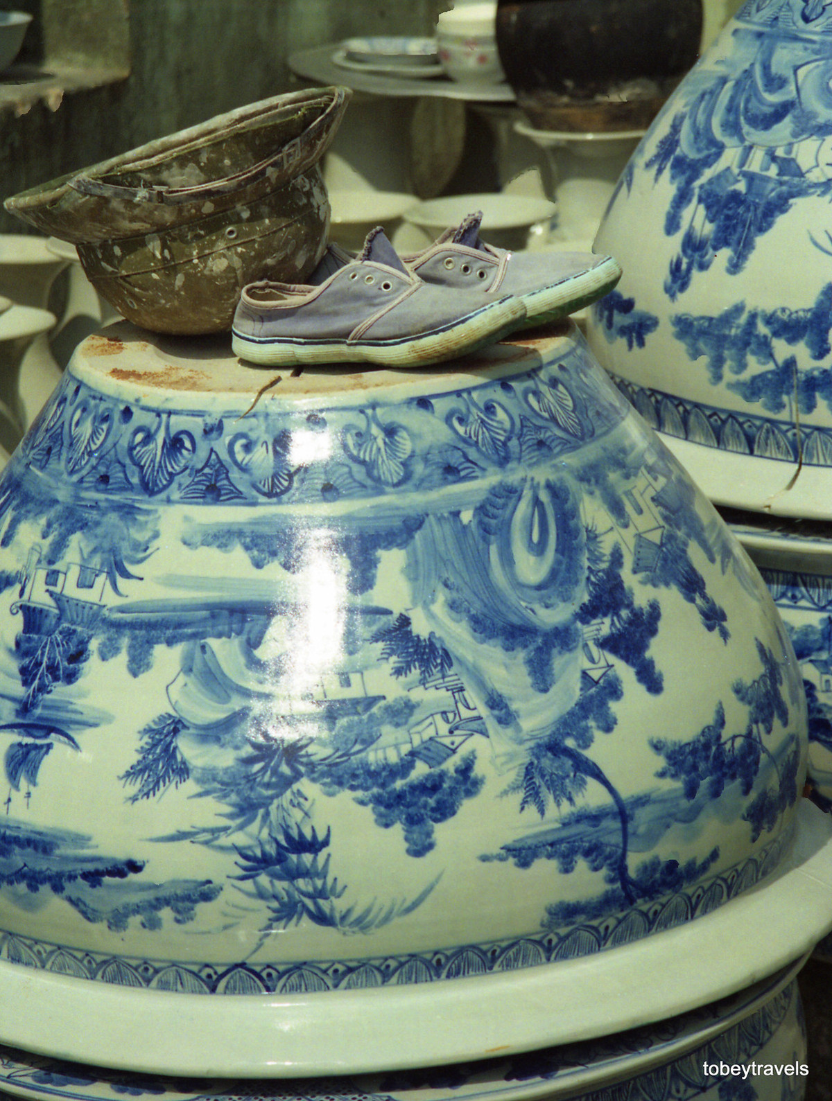 Mũ cối và giày bata trên chậu hoa.