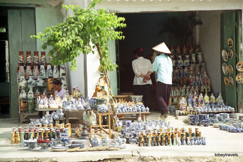 Một cửa hàng đồ gốm ở Bát Tràng năm 1996.