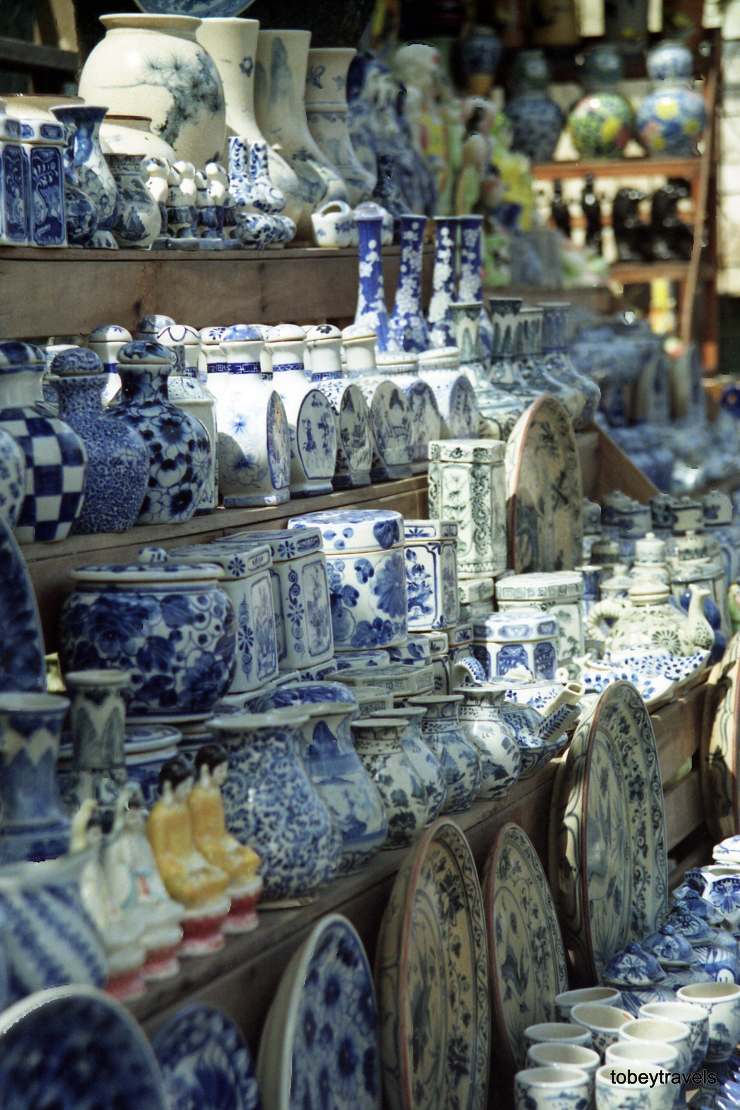 Cận cảnh các món đồ gốm sứ được bày bán tại một cửa hàng ở Bát Tràng.