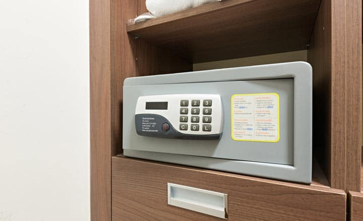 Tỳ hưu là linh vật thu hút tài lộc cực mạnh và có khả năng loại trừ những điều xấu xa. Nếu kết hợp với két sắt đúng cách sẽ mang lại nhiều của cải, tiền bạc và may mắn hơn cho gia chủ. Khi đặt Tỳ hưu phải được đặt bên trên két sắt, không được đặt ở bên trong két sắt. Đầu của tỳ hưu phải hướng về phía cửa chính hoặc cửa sổ, không đặt đối diện với cửa chính. (*) Thông tin chỉ mang tính tham khảo, chiêm nghiệm