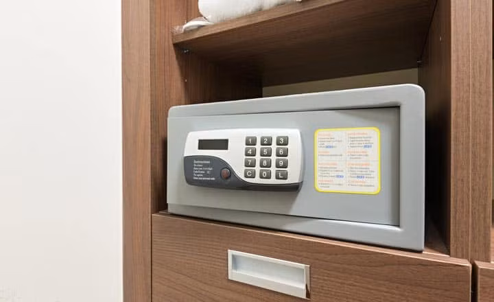 Tỳ hưu là linh vật thu hút tài lộc cực mạnh và có khả năng loại trừ những điều xấu xa. Nếu kết hợp với két sắt đúng cách sẽ mang lại nhiều của cải, tiền bạc và may mắn hơn cho gia chủ. Khi đặt Tỳ hưu phải được đặt bên trên két sắt, không được đặt ở bên trong két sắt. Đầu của tỳ hưu phải hướng về phía cửa chính hoặc cửa sổ, không đặt đối diện với cửa chính. (*) Thông tin chỉ mang tính tham khảo, chiêm nghiệm