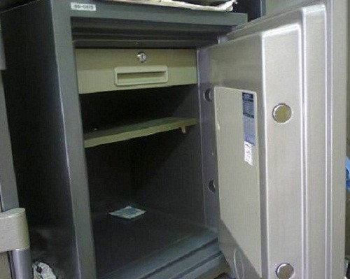 Két sắt trống rỗng suốt đời nghèo. Trong thời hiện đại két sắt trở thành một đồ dùng quen thuộc của rất nhiều gia đình. Nhiều gia đình thường có thói quen đặt két sắt luôn trong tủ quần áo. Tuy nhiên, mọi người cần lưu ý không nên để két sắt trống rỗng kẻo phạm phong thủy. Bởi két sắt chính là sự phản chiếu tài khí của gia đình, đồng thời có thể mang xui xẻo nếu sử dụng không đúng cách.