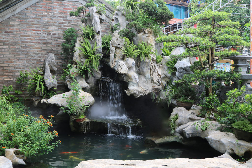 Có nhiều người thắc mắc là chỗ nào tốt nhất để đặt nguồn nước và giúp tài lộc chảy vào nhà? Bạn có thể đặt nguồn nước ở trước cửa hoặc lệch 2/3 cửa sẽ tốt cho phong thủy, tài lộc.