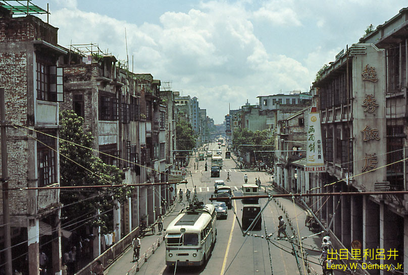 Đường Trung Sơn Ngũ Lộ nhìn từ một cầu vượt cho người đi bộ.