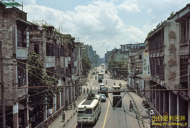 Đường Trung Sơn Ngũ Lộ nhìn từ một cầu vượt cho người đi bộ.