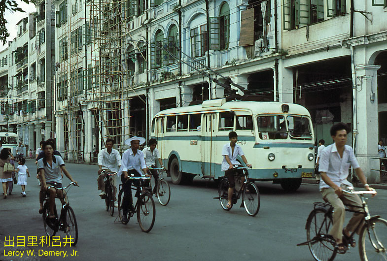 Xe buýt điện trên đường phố Quảng Châu.