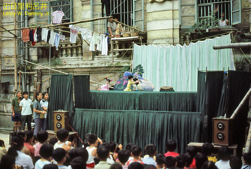 Trẻ em xem múa rối tại một trường mần non trên đảo Sa Diện.