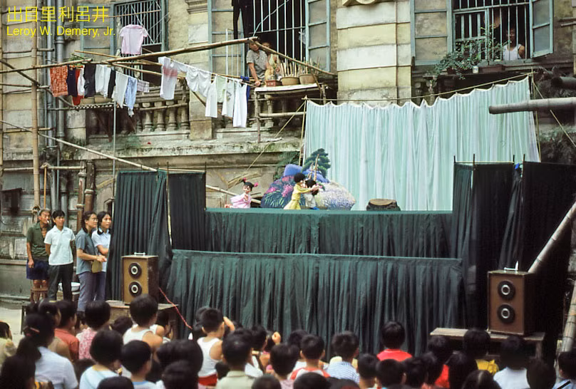 Trẻ em xem múa rối tại một trường mần non trên đảo Sa Diện.