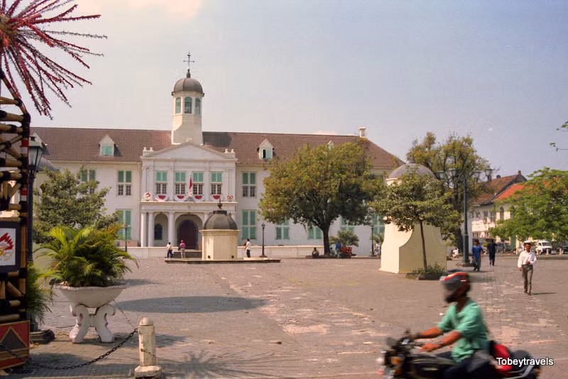 Khuôn viên Bảo tàng Lịch sử Jakarta, còn được gọi là Bảo tàng Fatahillah, nằm ở khu phố cổ Jakarta.