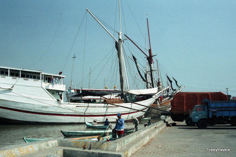 Chiếc thuyền buồm du lịch neo đậu ở cảng Sunda Kelapa.