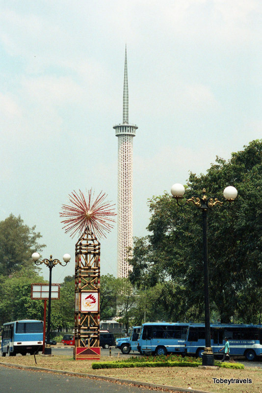 Tháp giáo đường của thánh đường Hồi giáo Istiqlal.