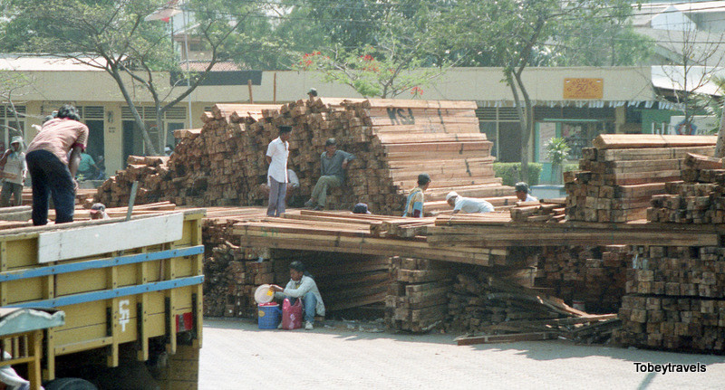 Bãi chứa gỗ ở cảng Sunda Kelapa.
