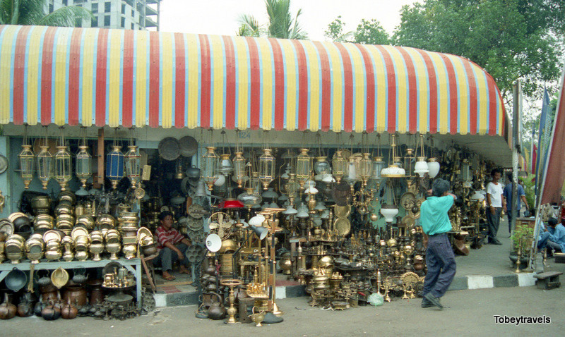 Cửa hàng đồ thủ công mỹ nghệ bằng đồng thau ở chợ trời Menteng.