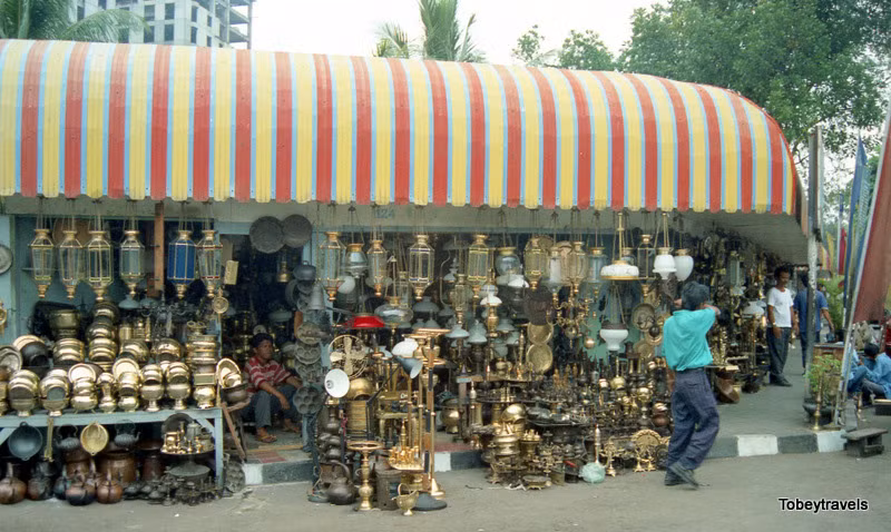 Cửa hàng đồ thủ công mỹ nghệ bằng đồng thau ở chợ trời Menteng.