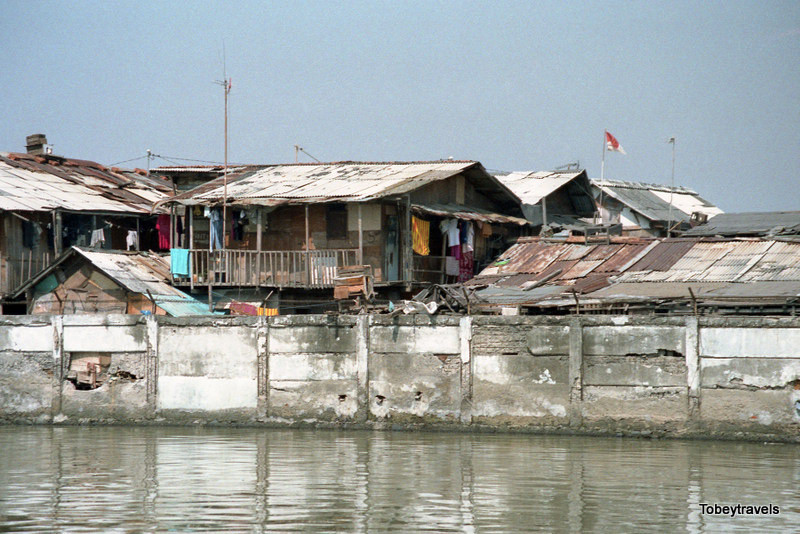 Những ngôi nhà bên sông Ciliwung.