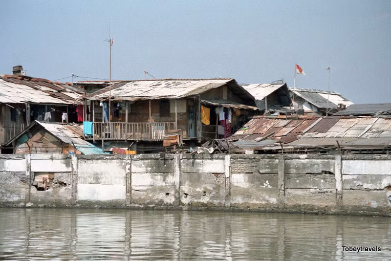 Những ngôi nhà bên sông Ciliwung.