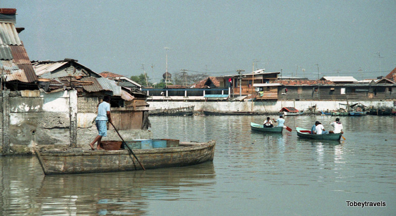 Cuộc sống trên sông nước ở Jakarta.