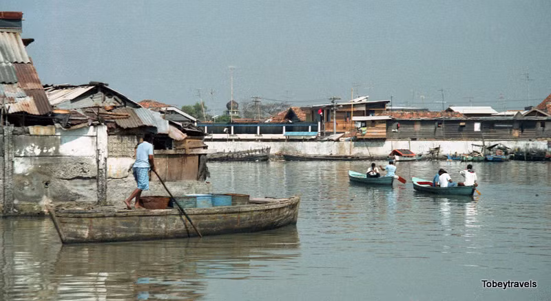 Cuộc sống trên sông nước ở Jakarta.