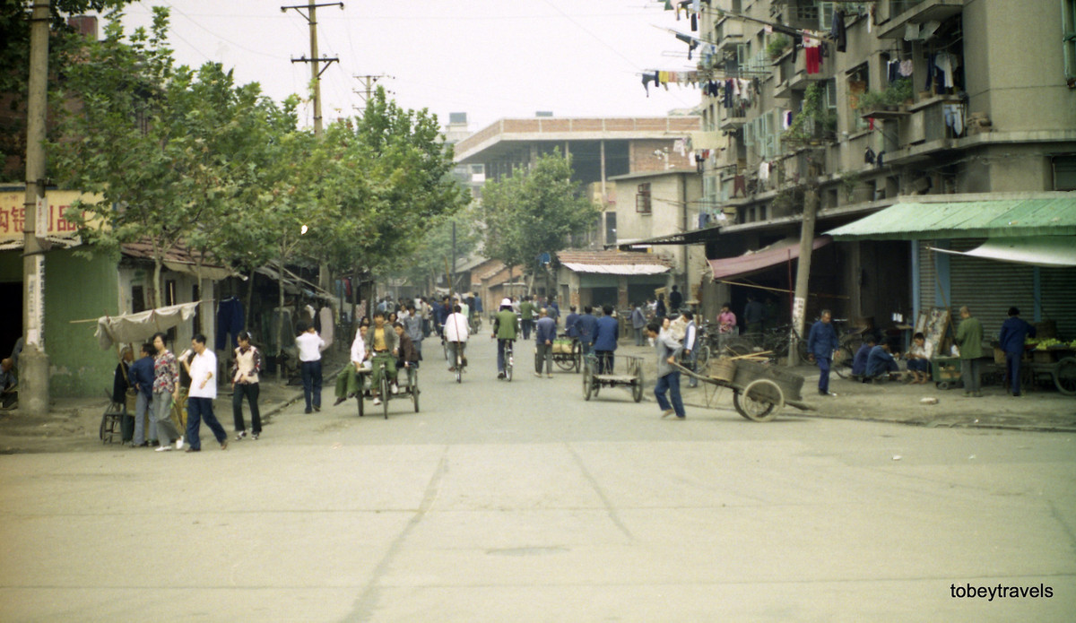 Khung cảnh đường phố bên ngoài một khu nhà tập thể.