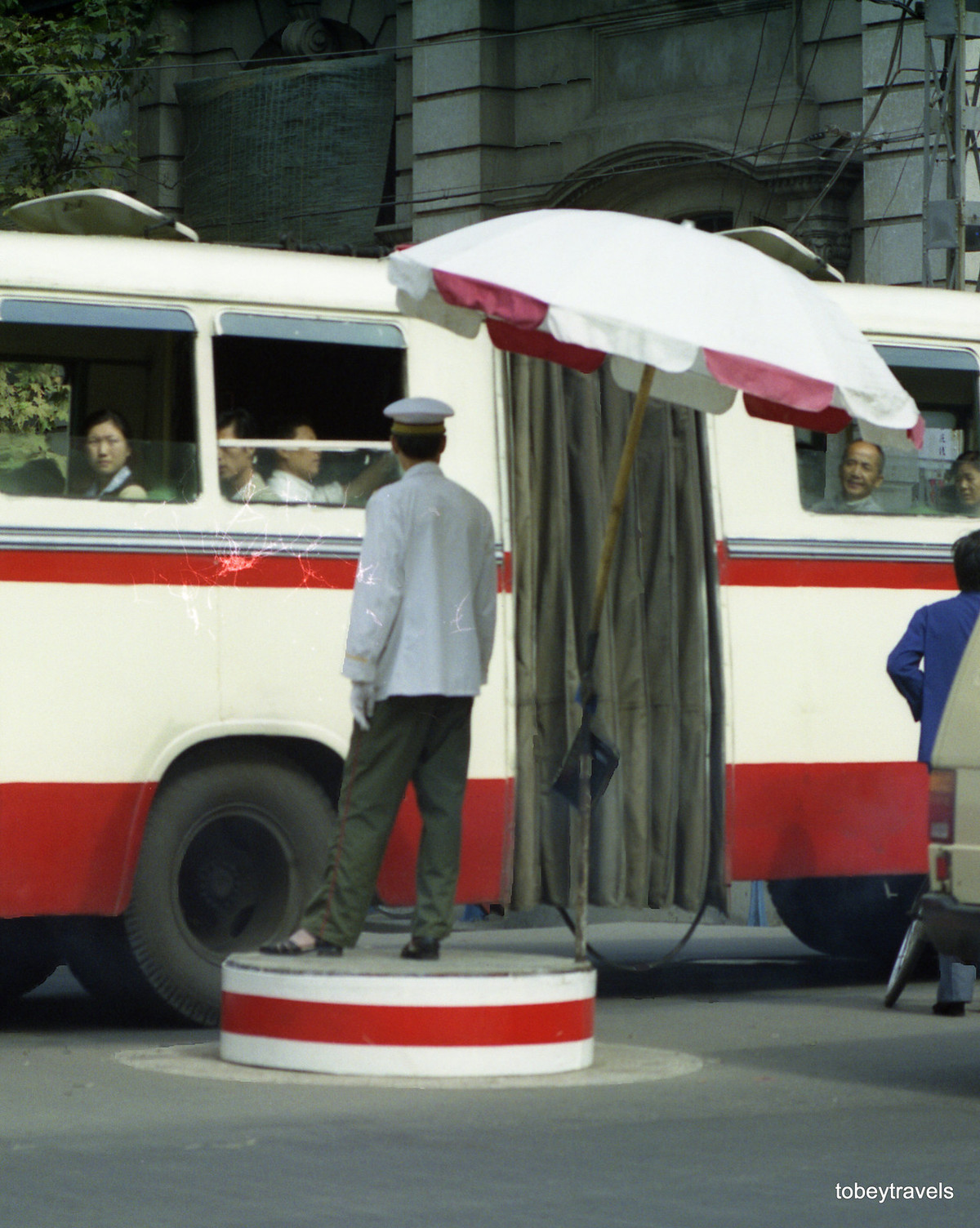 Cảnh sát giao thông thực hiện nhiệm vụ trên đường phố.