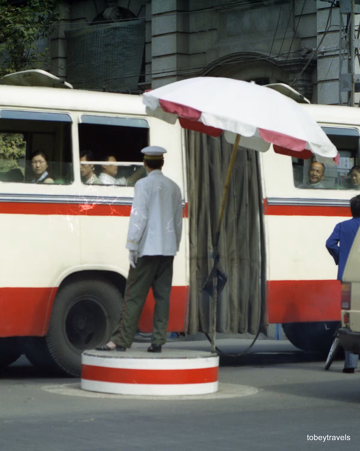 Cảnh sát giao thông thực hiện nhiệm vụ trên đường phố.