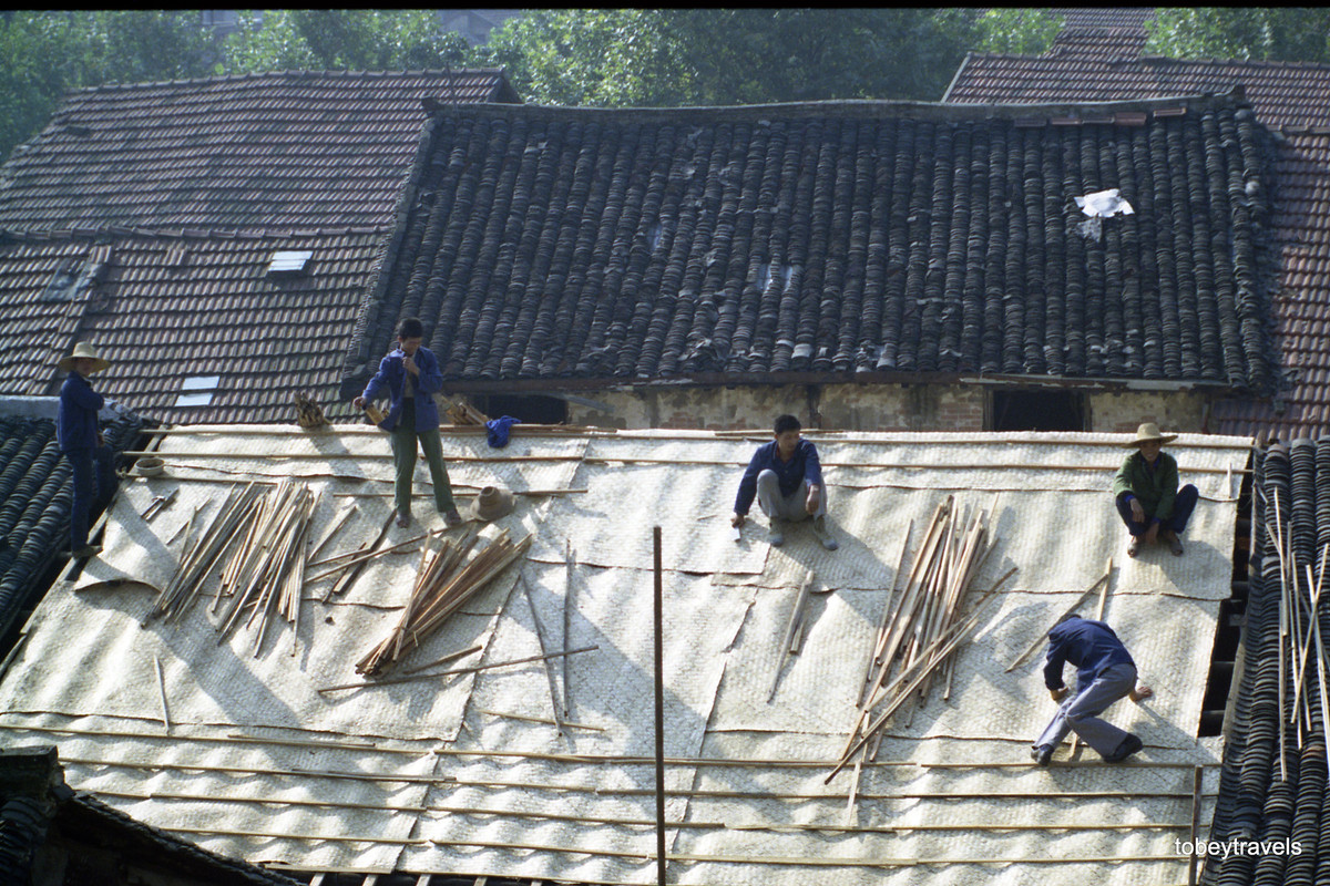 Những người thợ đang lợp ngói cho một ngôi nhà.