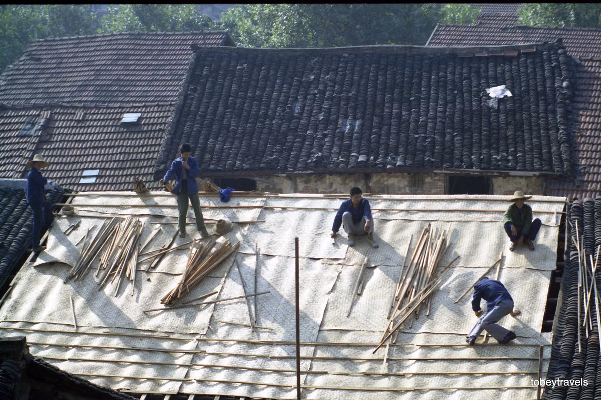 Những người thợ đang lợp ngói cho một ngôi nhà.