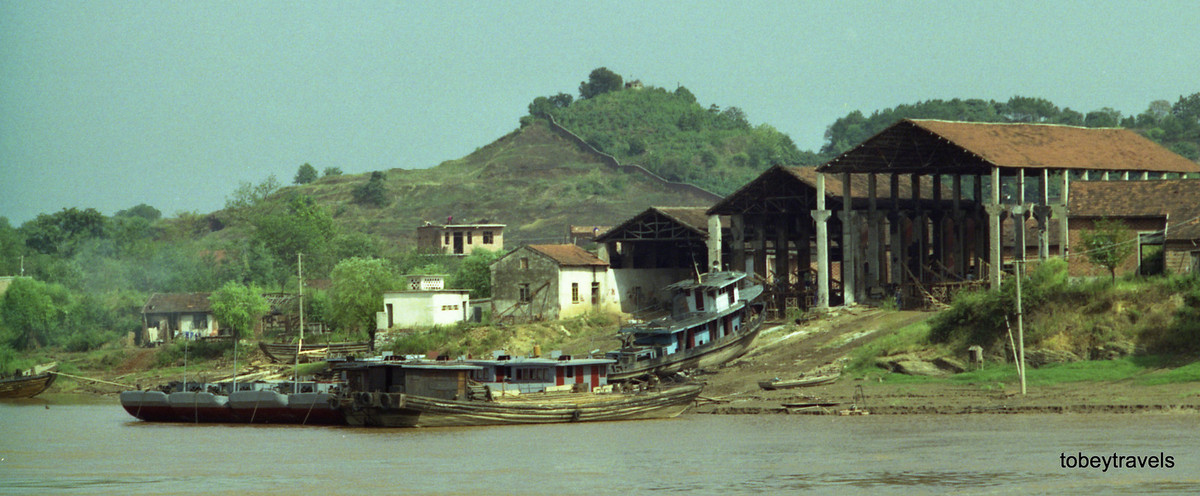Xưởng đóng tàu bên bờ sông Dương Tử ở Vũ Hán.