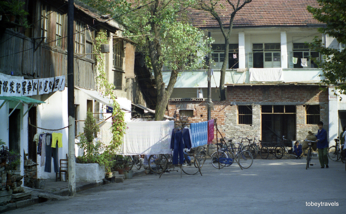 Những chiếc xe đạp dựng trong một khu dân cư.