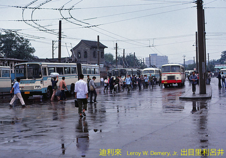 Xe buýt điện và xe buýt thông thường trên một trục đường chính ở Bắc Kinh.