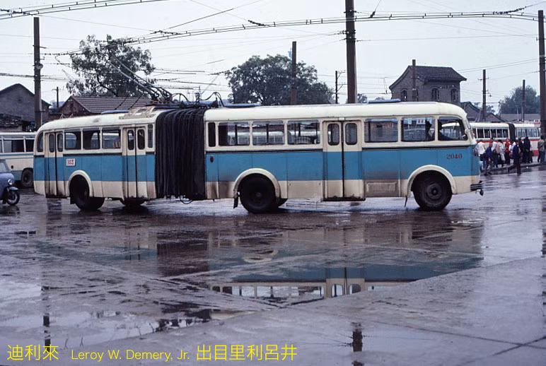 Một chiếc xe buýt điện "hai thân" chạy trên đường phố Bắc Kinh.