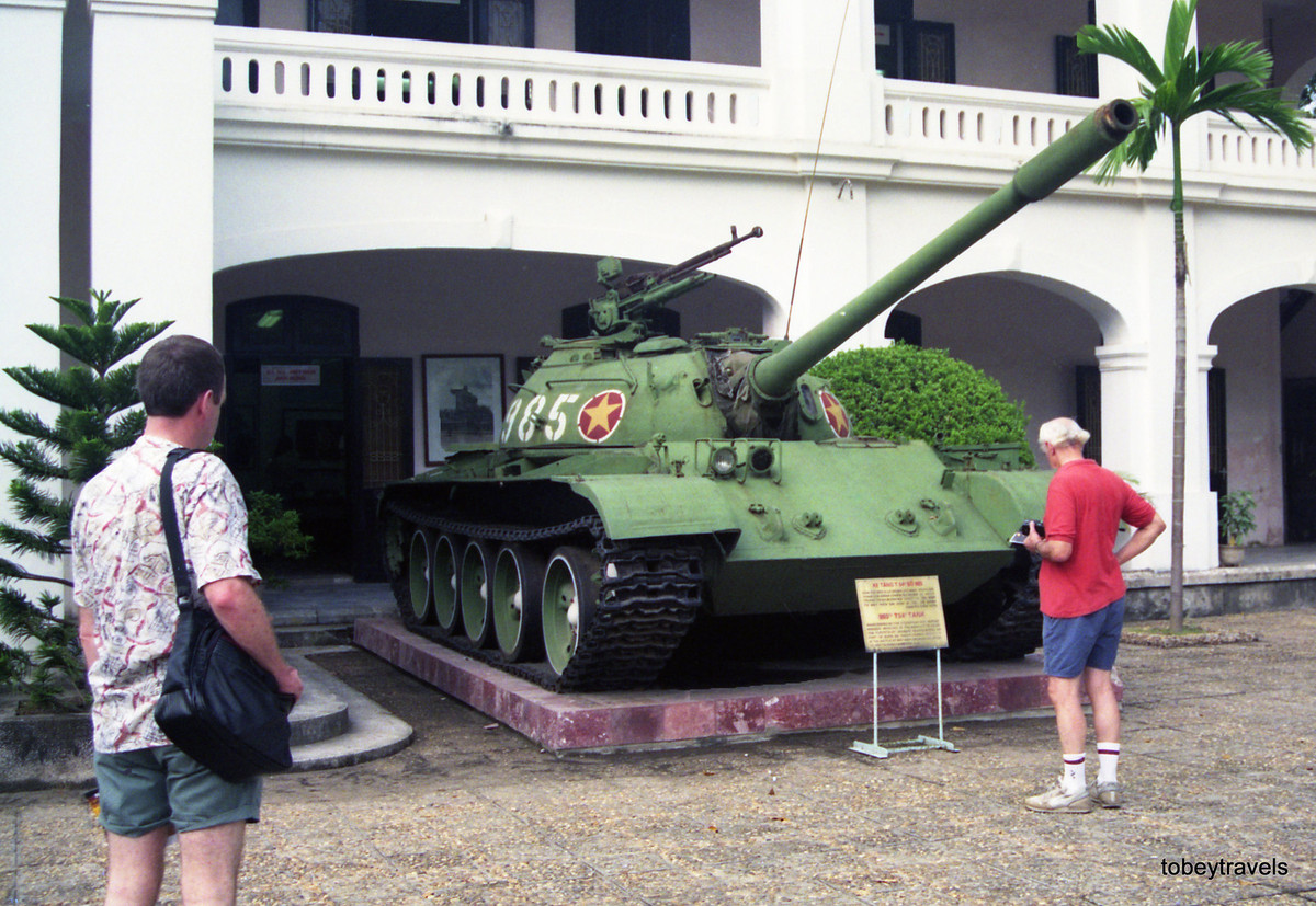 Xe tăng T-54B số 985 ở Bảo tàng Quân đội.