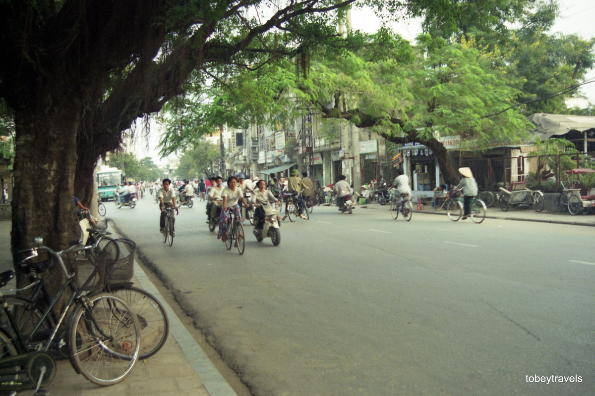 Phố Quốc Tử Giám nhìn từ vỉa hè phía trước Văn Miếu - Quốc Tử Giám, Hà Nội năm 1996. Ảnh: Tobeytravels Flickr.