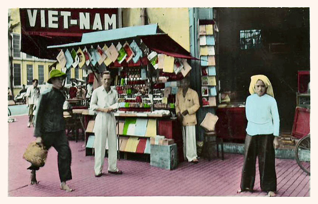 Sạp bán sách báo trên đường phố.