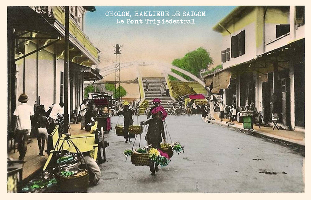 Những người bán hàng rong rảo bước gần cầu Ba Cẳng ở Chợ Lớn.