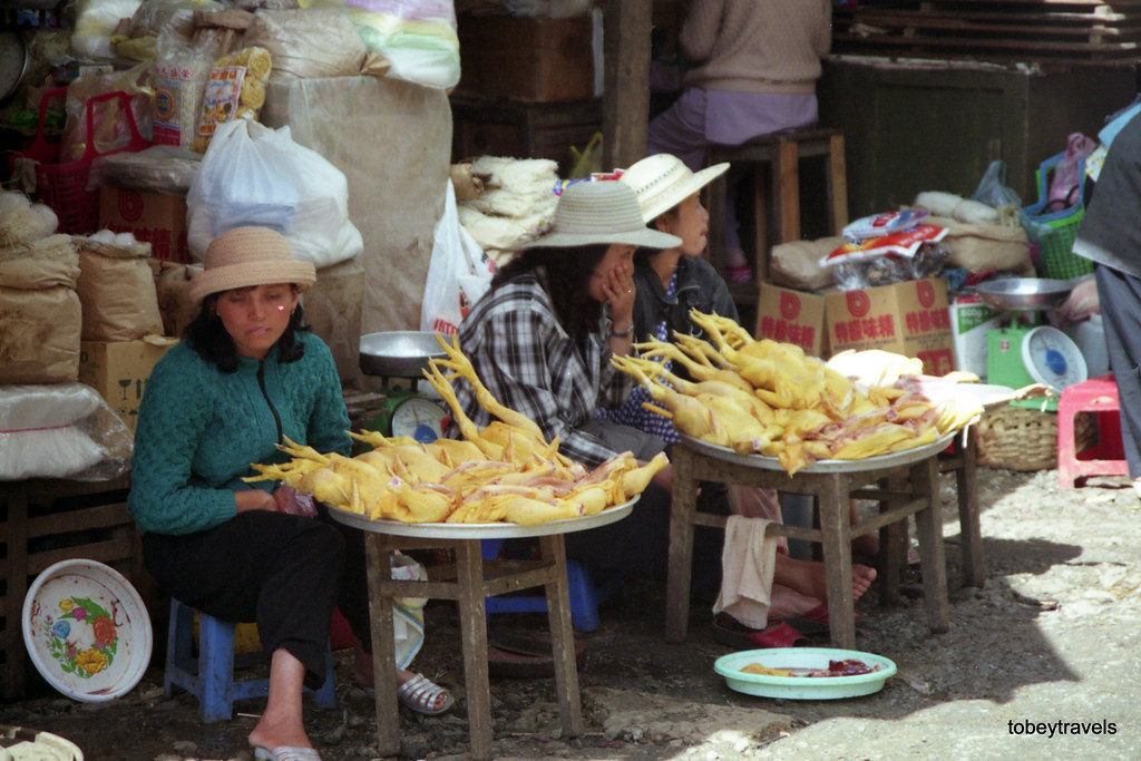 Những người phụ nữ bán thịt gà.