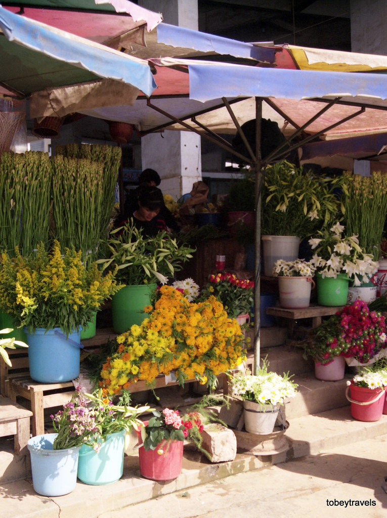 Quầy bán hoa bên hông chợ Đà Lạt.