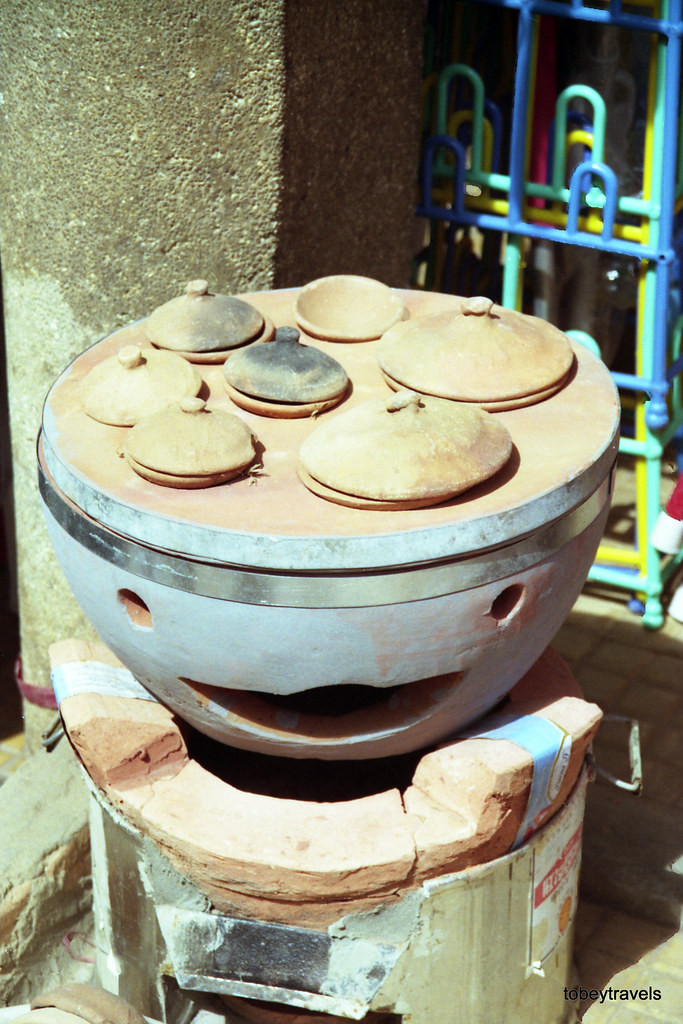 Hình thù độc đáo của lò bánh căn bằng đất nung khiến vị khách phương xa không khỏi tò mò.