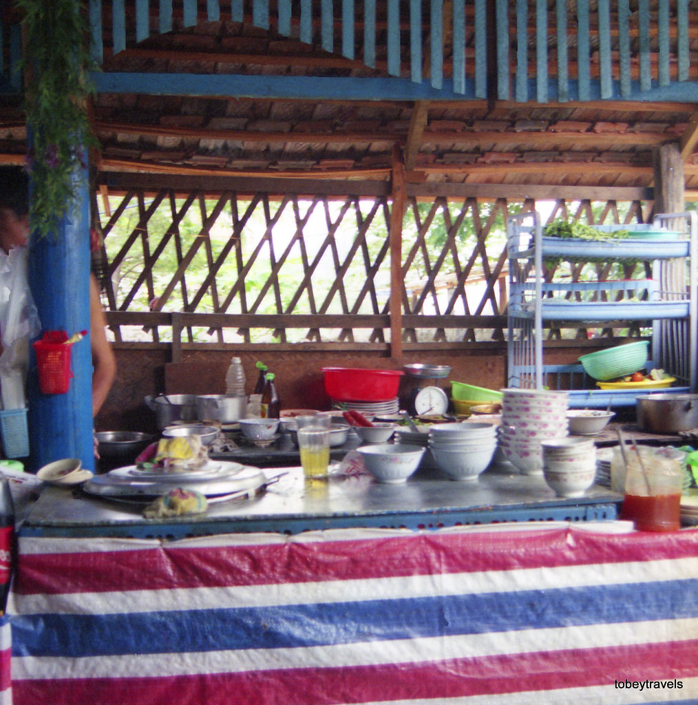 Khu bếp của một quán ăn cạnh chợ.