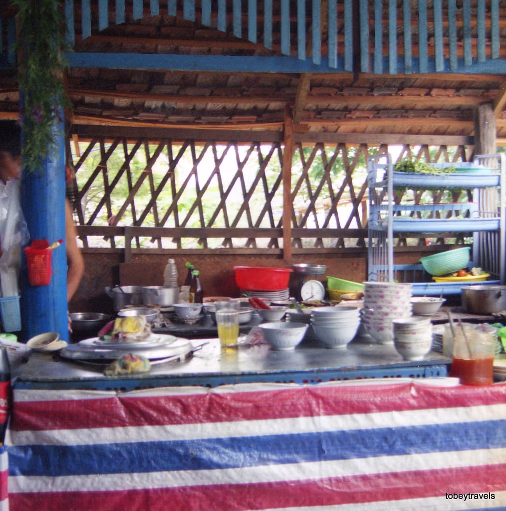 Khu bếp của một quán ăn cạnh chợ.